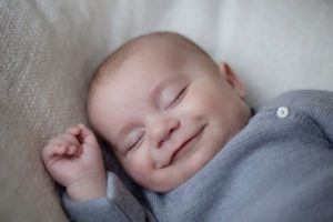 normal bebê dormir muito