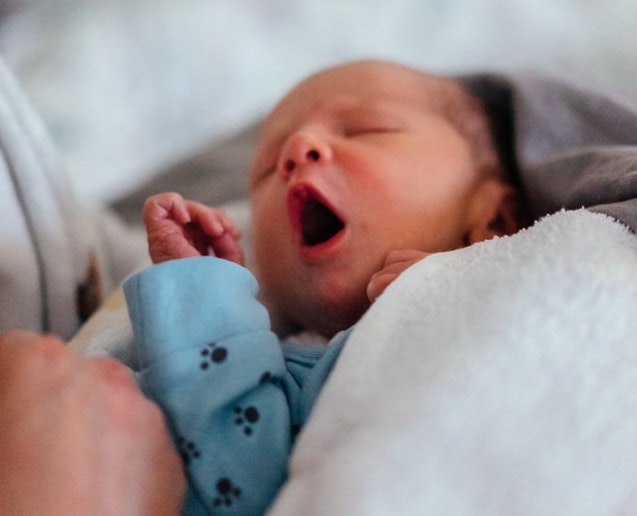 Como saber se o bebê está com sono?