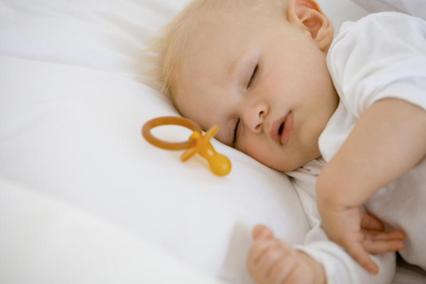 A chupeta interfere no sono do bebê e no da mãe?