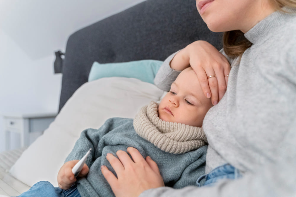O que fazer para lidar com a febre de bebês e crianças?