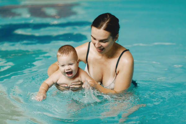 Descubra a importância da natação para bebês