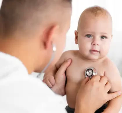 Bebê sendo examinado por um médico