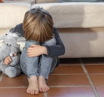 Por que não mandar a criança parar de chorar?
